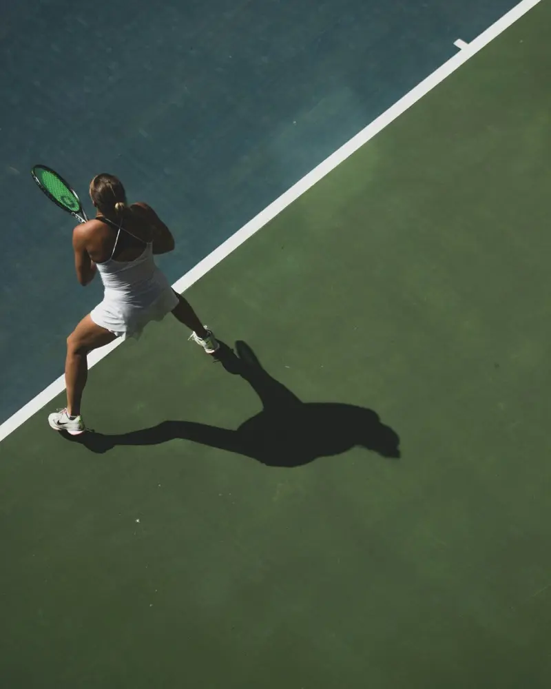 Kortta servis karşılayan tenis oyuncusu